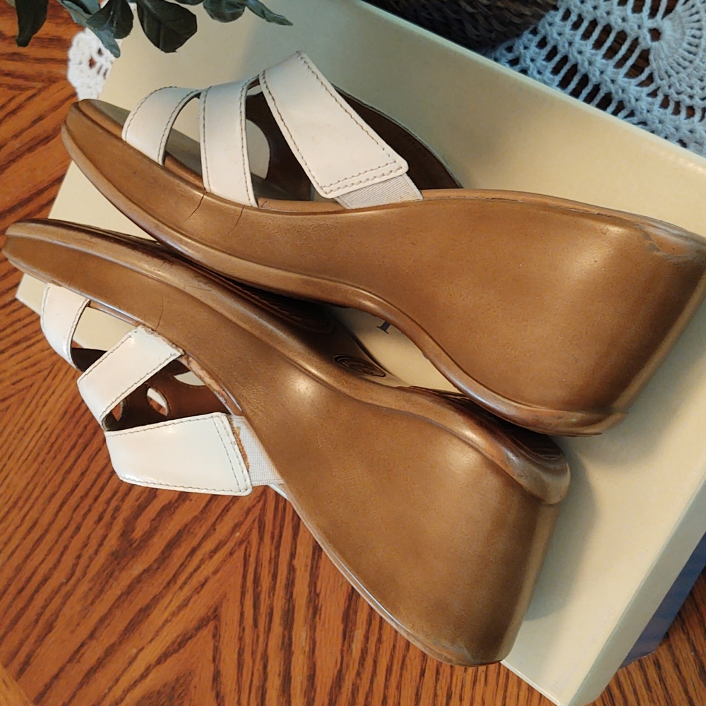 St. John's Bay Wedge Leather Sandals White 6 1/2M - Picture 5 of 14